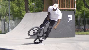 Courage Adams con su bici de BMX en un skatepark.