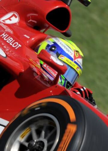 Felipe Massa piloto de Ferrari conduce durante Calificación del GP de España en el Circuito de Montmeló.