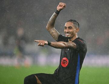 Barcelona's Brazilian forward #11 Raphinha celebrates victory with teammates at the end of the UEFA Champions League, league phase football match between SL Benfica and FC Barcelona at Luz stadium in Lisbon on January 21, 2025. Barcelona won 4-5. (Photo by PATRICIA DE MELO MOREIRA / AFP)