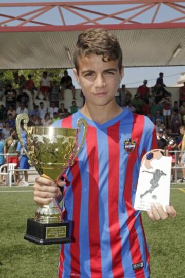 Partido de la final de los Alevines entre el Levante y el Espanyol. Premio al mejor jugador. 