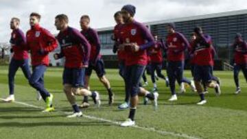 Los jugadores ingleses, entrenándose ayer.