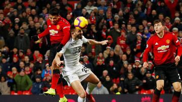 Alexis S&aacute;nchez disputa un bal&oacute;n en el aire.