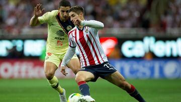 AME8331. GUADALAJARA (M&Eacute;XICO), 15/03/2019.- El jugador Isaac Brizuela (d) de Chivas pelea por bal&oacute;n con Jorge S&aacute;nchez (i) de Am&eacute;rica durante el juego correspondiente a la jornada 11 del torneo mexicano de f&uacute;tbol disputado este s&aacute;bado en el estadio Akron de Guadalajara (M&eacute;xico). EFE/Francisco Guasco