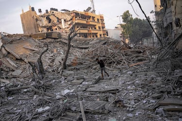 Los palestinos inspeccionan los escombros de un edificio despus de que fue alcanzado por un ataque areo israel, en la ciudad de Gaza.

Associated Press/LaPresse
Only Italy and Spain