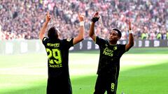 Amsterdam (Netherlands), 24/09/2023.- Santiago Gimenez (L) of Feyenoord celebrates with teammate Quinten Timber after scoring his second goal during the Dutch Eredivisie match between Ajax Amsterdam and Feyenoord Rotterdam at Johan Cruijff ArenA in Amsterdam, Netherlands, 24 September 2023. (Países Bajos; Holanda) EFE/EPA/Olaf Kraak
