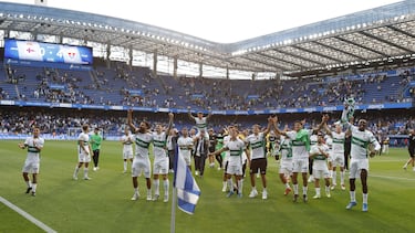 El Elche ganó 0-4 al Deportivo de la Coruña y certifica así su vuelta a Primera División. Jugadores y cuerpo técnico celebran el ascenso.