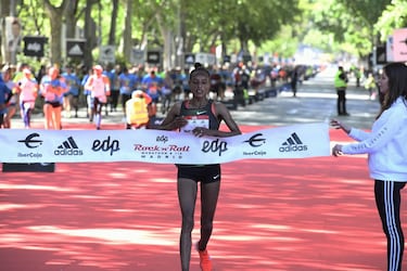 En categoría masculina la mejor marca la ostenta el keniano Reuben Kerio con 2h:08:18 (2019) mientras entre las féminas ese honor recae en la etiópe Shasho Insermu (2h:26:24 también en 2019).