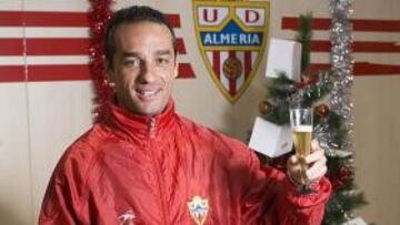 <b>CHIN-CHIN. </b>José Luis Oltra brinda por un 2011 en rojiblanco.