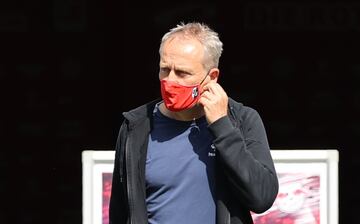 Christian Streich, entrenador del SC Friburgo, con mascarilla antes del inicio del encuentro. 