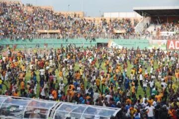 El público invadió el estadio Felix Houphouet-Boigny tras el encuentro de clasificación para la Copa Africana entre Costa de Marfil y Camerún.