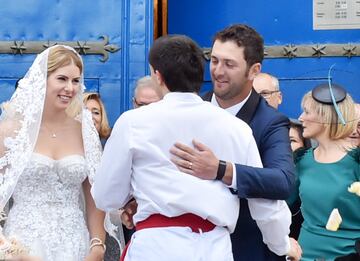 Los reci¨¦n casados se encontraron a la salida de la Bas¨ªlica un dantzari que bail¨® el aurresku, baile tradicional vasco, como homenaje hacia la feliz pareja. En la imagen la pareja felicita al dantzari.