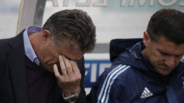 El seleccionador argentino, 'Patón' Bauza, durante el encuentro que medía a su equipo frente a Bolivia en La Paz.