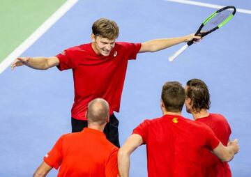 David Goffin celebra la victoria con el equipo de Bélgica.