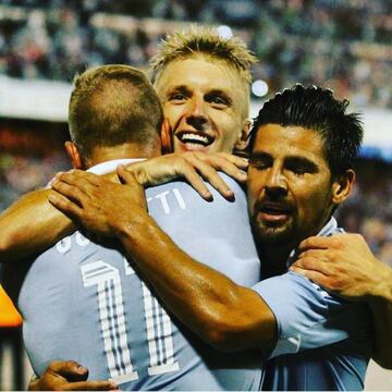 En su primera temporada en el Celta ya hizo amistad con sus compañeros. En septiembre de 2015 publicaba esta foto y la titulaba: 
“4-1 victoria contra el Barça! ¡gran noche! Muy feliz por mi hermano John Alberto Guidetti por su primer gol en La Liga, gracias por todo el apoyo de hoy.” 