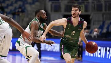 Dar&iacute;o Brizuela conduce el bal&oacute;n ante Cris Warren.