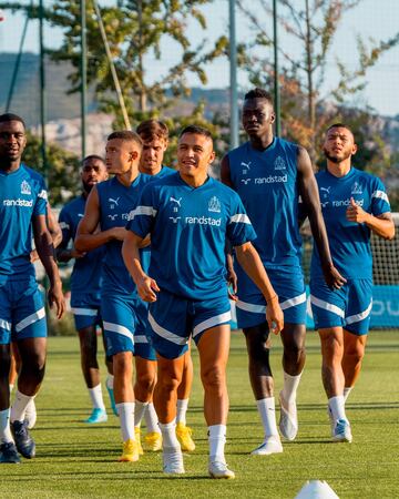 El club francés subió imágenes con el primer entrenamiento que tuvo el delantero chileno con sus nuevos compañeros.