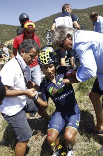 GRA264. PAMPLONA, 03/09/2014.- El colombiano Nairo Quintana (c) ha abandonado la Vuelta 2014 en el transcurso de la undécima etapa, entre Pamplona y San Miguel de Aralar, tras una nueva caída en el kilómetro 20 de la etapa de hoy y ha tenido que ser evacuado en ambulancia con una posible rotura de clavícula. EFE/Javier Lizón