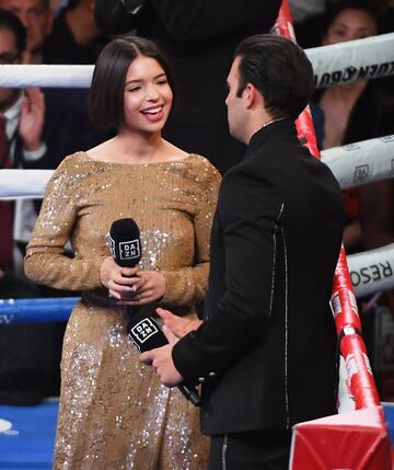 El boxeador mexicano se coronó como campeón Mundial WBO de semipesado tras derrotar en 11 asaltos al boxeador ruso en Las Vegas, Estados Unidos. En la foto, los cantantes Angela Aguilar y Jencarlos Canela. 
 