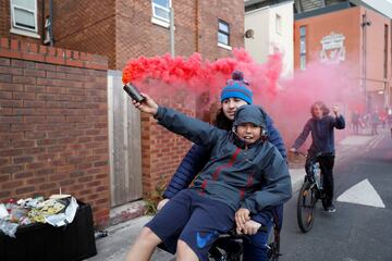 Aficionados del Liverpool en los aledaños del estadio de Anfield Road durante los prolegómenos del partido de vuelta de la ronda previa de la Champions League entre Liverpool y Hoffenheim.