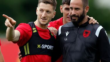 El jugador de Albania Iván Balliu (i) conversa con el preparador físico Luca Laurenti (d) durante el entrenamiento de la selección albanesa.