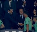 La secuencia del morbo total: Florentino dando la mano a los árbitros tras toda la polémica