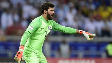 Alisson durante el partido entre Brasil y Argentina por Copa Am&eacute;rica.