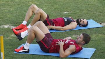 Gabi y Juanfran, en un entrenamiento con el Atlético en el Cerro.