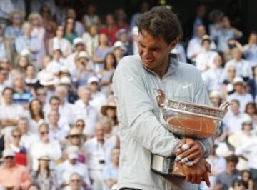 JUNIO 2014. Rafa Nadal llora después de recibir el trofeo que le acredita como ganador de su noveno Roland Garrós tras vencer en la final al serbio Novak Djokovic.