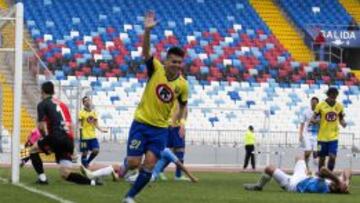 Manríquez festeja un gol ante Antofagasta en la Segunda Región.