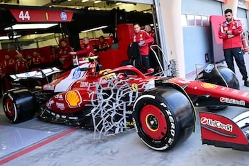 El Ferrari de Lewis Hamilton saliendo del garaje del durante el test de pretemporada 2025 de Frmula 1 celebrado en el Circuito Internacional de Sakhir, en Bahrin.