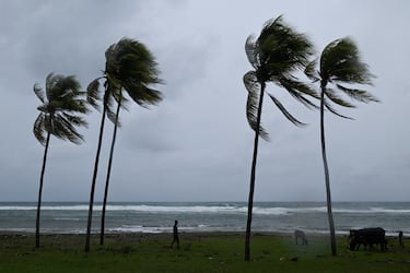 El viento azota el litoral de Santiago de Cuba antes de la llegada del huracán Melissa.
