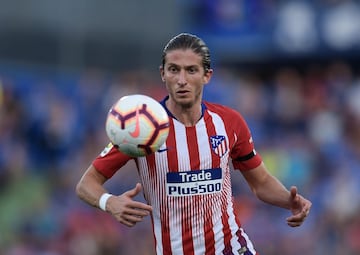 El brasileño sólo necesitó un año fuera del club para saber que su lugar estaba en el Atlético. Un curso en el Chelsea (2014-15) entre sus dos etapas de colchonero, de cuatro temporadas cada una. En el caso de Filipe es uno de los jugadores con un nivel más parejo entre sus dos estancias, pero también el que menos tiempo necesitó para volver. Había llegado al Atlético en 2010 desde el Deportivo todavía recuperándose de una grave lesión de peroné y tras asentarse como uno de los mejores laterales izquierdos del mundo, con el premio liguero en la temporada 2013-14, se marchó a la Premier junto a Diego Costa, pero en cuanto pudo quiso volver. El segundo extranjero con más partidos en la historia del club (333) tras Godín y uno de los mejores jugadores que han pasado en su puesto por el Atlético. Pieza clave en la era del cholismo, su palmarés habla por sí solo: Liga, Copa del Rey, dos Europa League y dos Supercopas de Europa.  