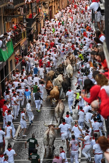 Este 7 de julio serán los toros de la ganadería Núñez del Cuvillo los que recorran las calles de la capital navarra. De esta forma comienza así el primero de los ocho encierros de las fiestas.