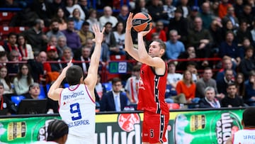 Fabien Causeur tira un triple ante el Estrella Roja.