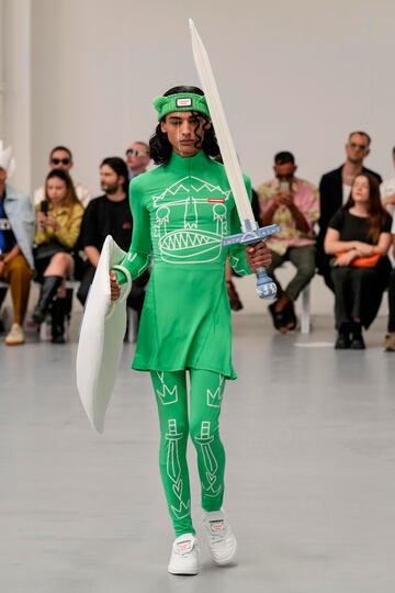 Un modelo luce una creaci¨®n como parte de la colecci¨®n masculina Primavera Verano 2024 de Jeffrey Loverboy presentada en Mil¨¢n.