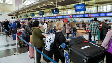 FILE PHOTO: Passengers line up at John F. Kennedy International Airport after airlines announced numerous flights were canceled during the spread of the Omicron coronavirus variant on Christmas Eve in Queens, New York City, U.S., December 24, 2021. REUTERS/Dieu-Nalio Chery/File Photo/File Photo