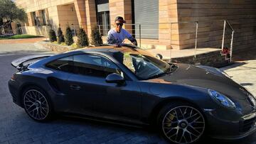 Cristiano Ronaldo vendió un Porsche a mitad de precio a cambio del teléfono de una Pussycat Doll