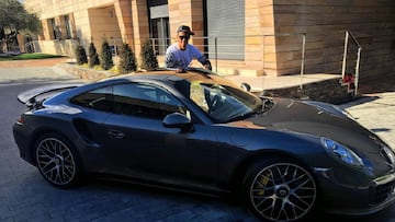 Cristiano Ronaldo vendi¨® un Porsche a mitad de precio a cambio del tel¨¦fono de una Pussycat Doll