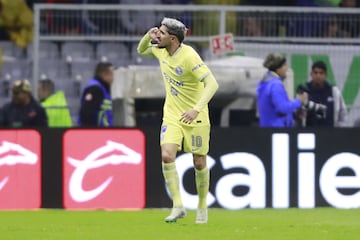 Diego Valdés festeja su gol en contra de las Chivas.