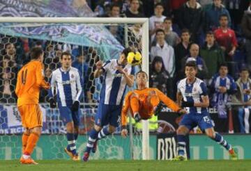 Cristiano Ronaldo lo intenta de chilena ante Javi López.
