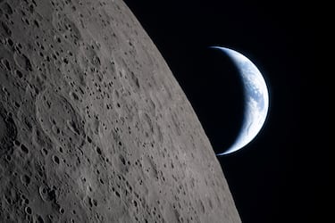 Vista de la Tierra, parcialmente oculta por la Luna, fotografiada a través de la ventana de la nave espacial Orión a las 18:40 EDT (22:40 GMT), tan solo cuatro minutos antes de que la nave y su tripulación se ocultaran tras la Luna y perdieran contacto con la Tierra durante 40 minutos, antes de reaparecer en el otro lado durante el sobrevuelo de la Luna por la misión Artemis II. Según los datos del archivo de imagen, la fotografía fue tomada con una cámara Nikon D5 y un objetivo de 80-400 mm.