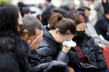 Familiares de los pasajeros del avión que se estrelló tras salirse de la pista reaccionan en el Aeropuerto Internacional de Muan.