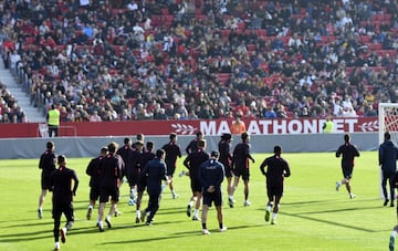 Los jugadores del equipo andaluz entrenaron acompañados por los ánimos y la alegría de miles de aficionados que no quisieron perderse a sus ídolos.