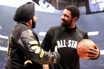Nav Bhatia, apodado Raptors Superfan, es un empresario canadiense y superfan¨¢tico del equipo de baloncesto Toronto Raptors junto con Kyrie Irving.