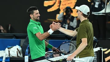 MELBOURNE (Australia), 30/01/2026.- Jannik Sinner of Italy (R) congratulates Novak Djokovic of Serbia on his win in the men's semifinal against Jannik Sinner of Italy on day 13 of the 2026 Australian Open tennis tournament at Melbourne Park in Melbourne, Australia, 30 January 2026. (Tenis, Italia) EFE/EPA/JAMES ROSS AUSTRALIA AND NEW ZEALAND OUT