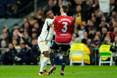 El '7' del Real Madrid realizó un empujón innecesario sobre Óscar Mingueza. El brasileño se marchó del defensor y este le agarró de la camiseta para no dejarle escapar. Vinicius acabó perdiendo los nervios y se revolvió empujando a Mingueza.