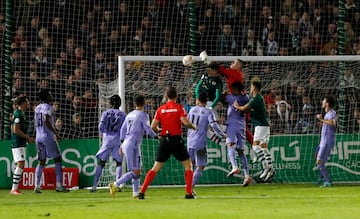 Andriy Lunin despeja un centro lateral ante la oposición de Manolo Molina.