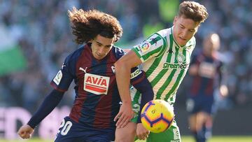 Real Betis&#039; Spanish defender Francis (R) challenges Eibar&#039;s Spanish defender Marc Cucurella (L) during the Spanish League football match between Real Betis and SD Eibar at the Benito Villamarin stadium in Seville on Decemeber 22, 2018. (Photo by