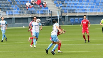 Escasso trata de controlar un bal&oacute;n. Con el &#039;5&#039; Juande.