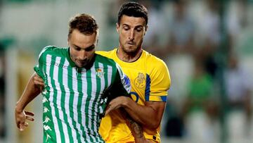 GRAF6724. PORTIMÃO (PORTUGAL), 19/07/2019.- El jugador del Oporto Marcano (d) lucha el balón con Loren, del Real Betis, durante el partido de la Copa Ibérica que ambos equipos disputan hoy viernes en el estadio Municipal de Portim&ati